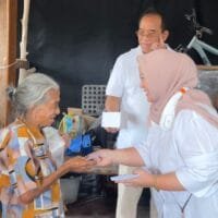 Tina Wiryawati bersama anak yatim dan warga saat kegiatan buka puasa bersama di Pangandaran