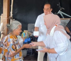 Tina Wiryawati bersama anak yatim dan warga saat kegiatan buka puasa bersama di Pangandaran