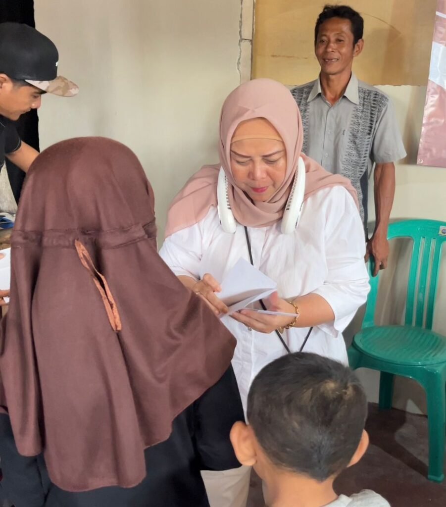 Tina Wiryawati menyerahkan santunan kepada anak yatim dalam kegiatan Ramadhan di Pangandaran