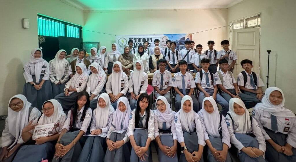 Foto Bersama Pendidikan Demokrasi Bersama Prasetyawati di SMAN 1 Kemang