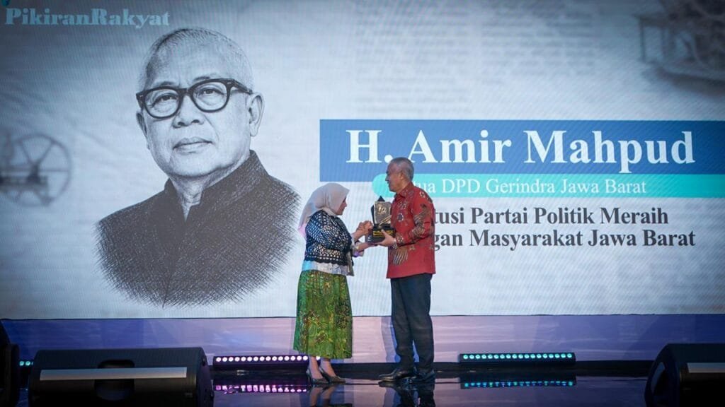 Momen Penyerahan Penghargaan kepada Amir Mahpud di Bandung