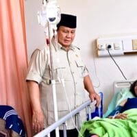 Prabowo Jenguk Korban Kecelakaan Kereta di RSUD Bekasi