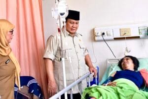 Prabowo Jenguk Korban Kecelakaan Kereta di RSUD Bekasi