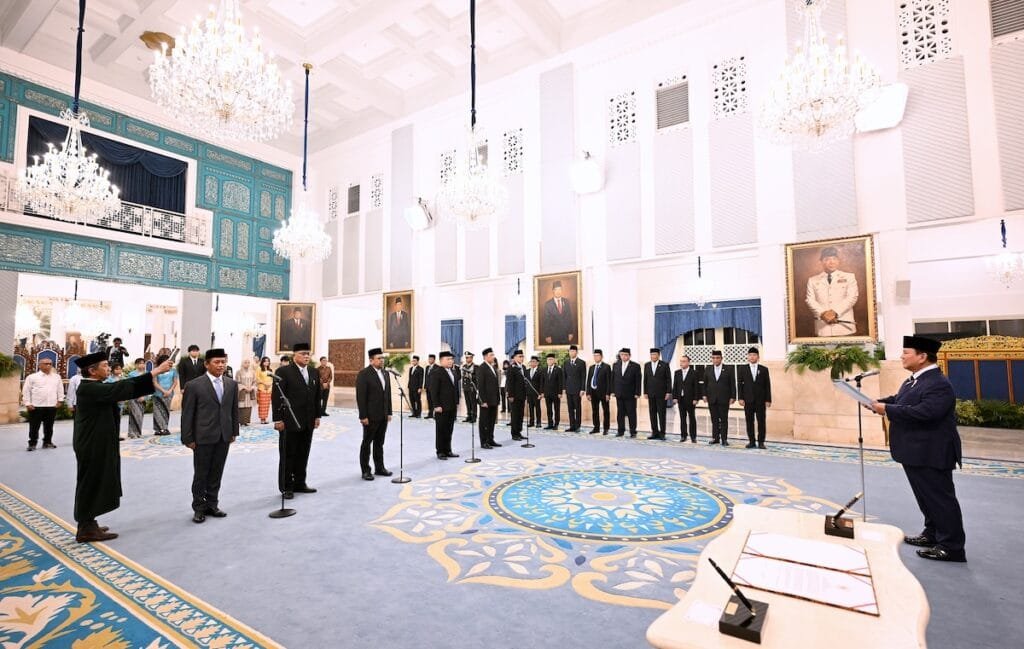 Prabowo Lantik Hanif, Jumhur, dan Hasan Nasbi di Istana Negara
