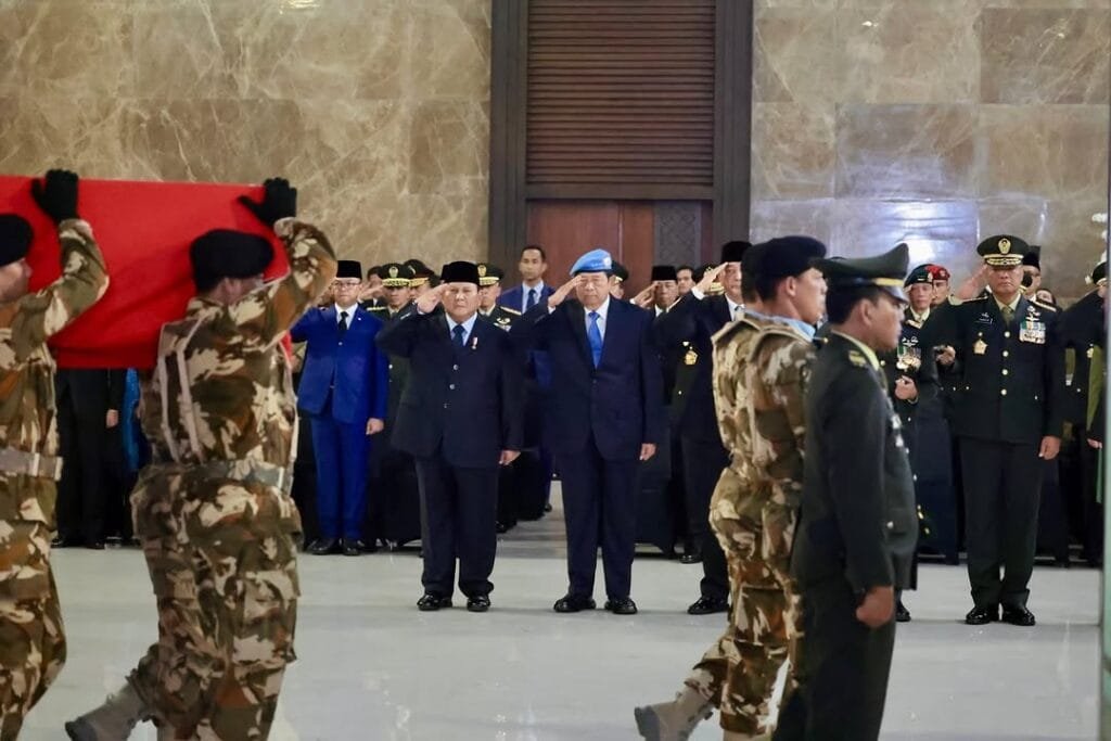 Prabowo Subianto memberikan penghormatan kepada jenazah prajurit TNI di Bandara Soekarno-Hatta