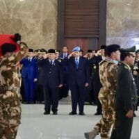 Prabowo Subianto memberikan penghormatan kepada jenazah prajurit TNI di Bandara Soekarno-Hatta