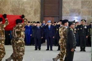 Prabowo Subianto memberikan penghormatan kepada jenazah prajurit TNI di Bandara Soekarno-Hatta