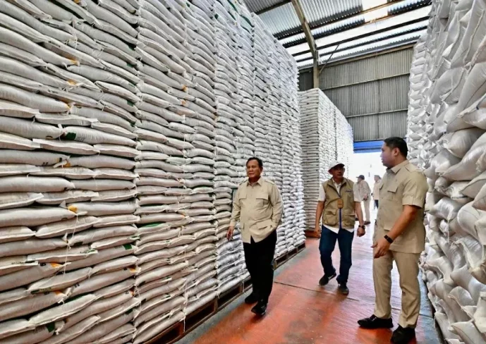 Presiden Prabowo Sidak Gudang Bulog Magelang, Pastikan Stok Aman dan Distribusi Tepat Sasaran