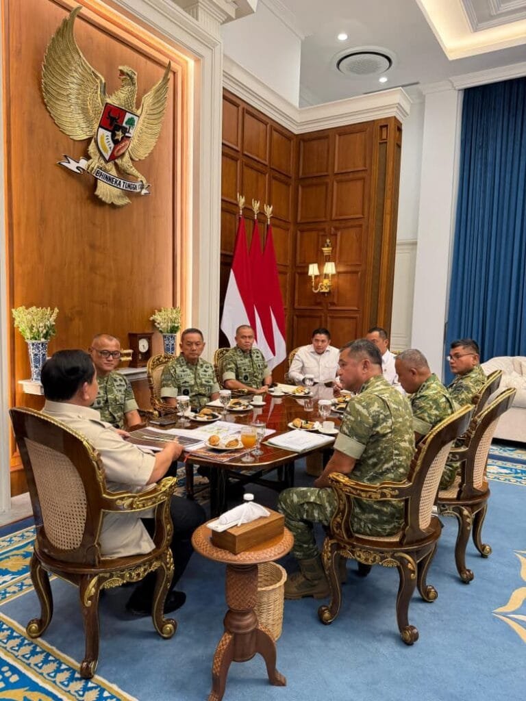 Prabowo Terima Laporan KSAD di Istana Merdeka