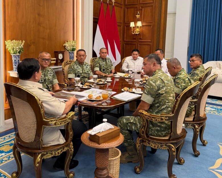 Prabowo Terima Laporan KSAD di Istana Merdeka