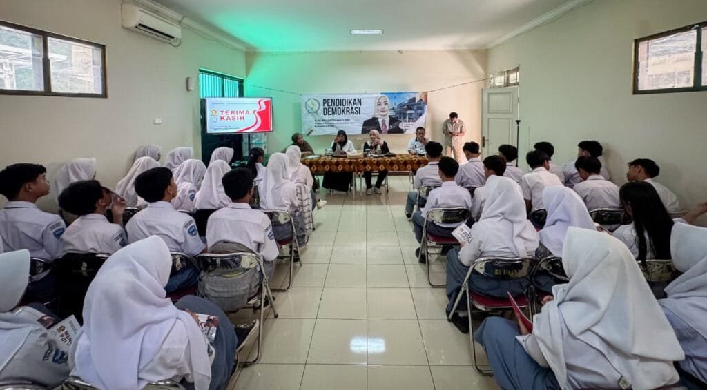 Prasetyawati Diskusi dengan Siswa tentang Demokrasi dan Politik