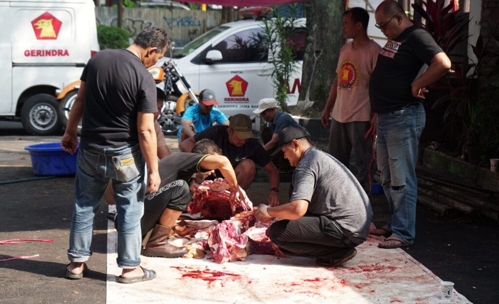 Gerindra Jabar Salurkan Daging Kurban kepada Warga dan Masjid di Kota Bandung