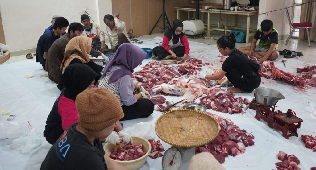 Kader dan Relawan Gerindra Jabar Terlibat dalam Proses Kurban