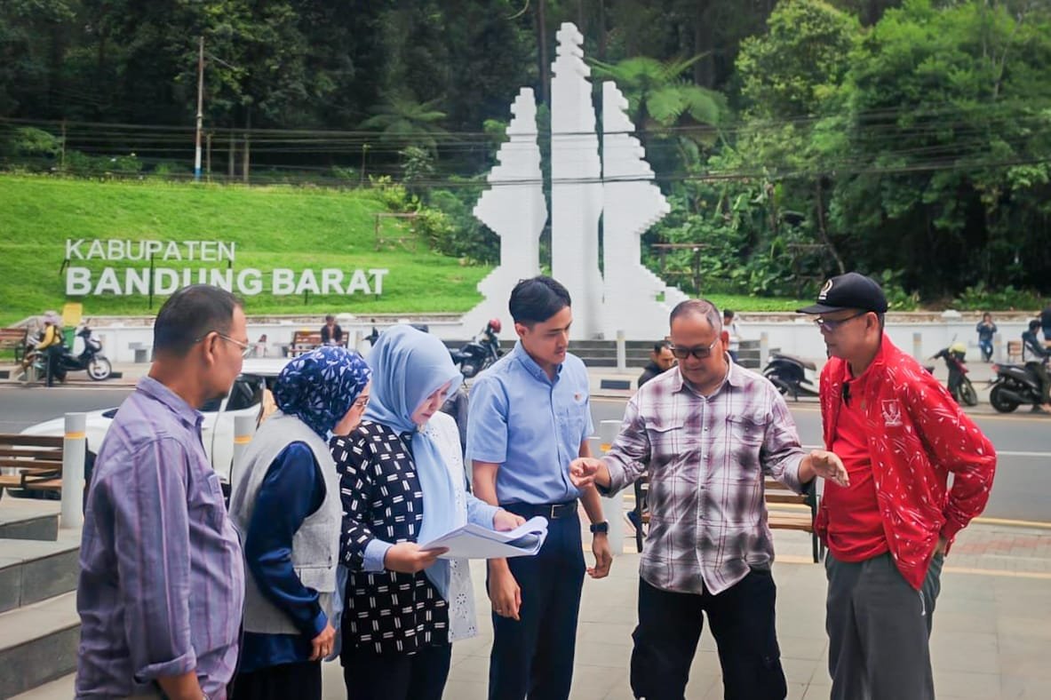 Prasetyawati Tinjau Pembangunan Gapura Perbatasan Bandung Barat dan Subang