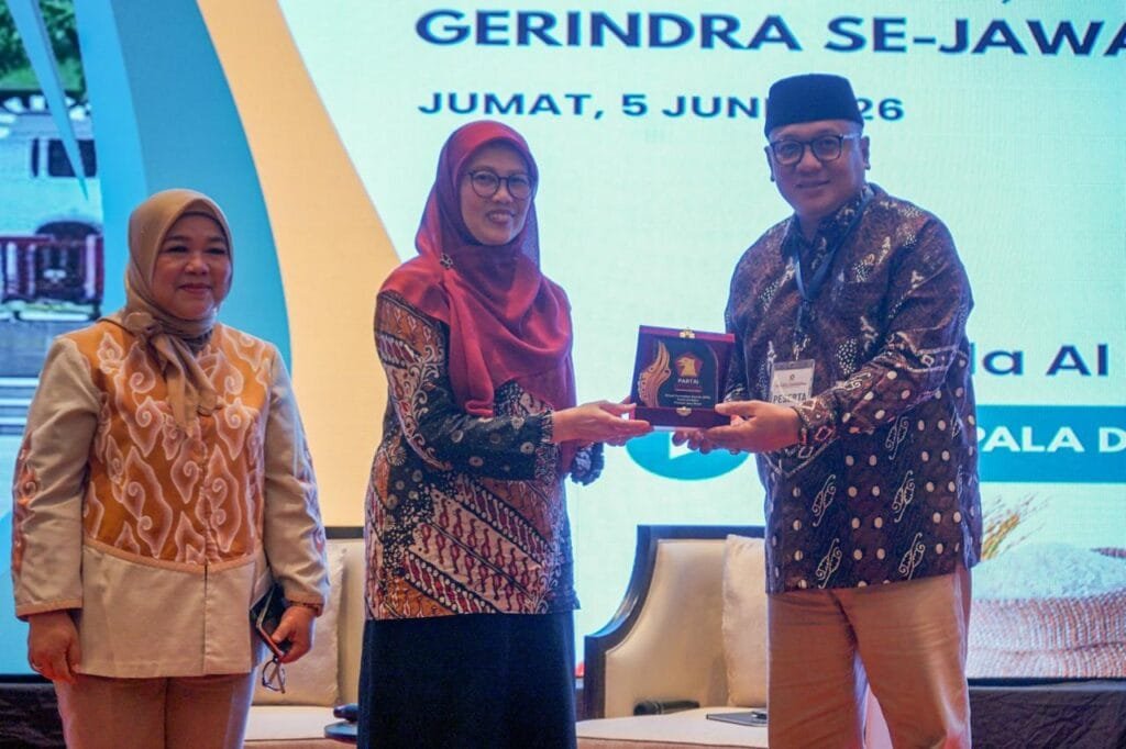 Gerindra Jabar Berikan Cendera Mata kepada Linda Al Amin usai Pemaparan Materi
