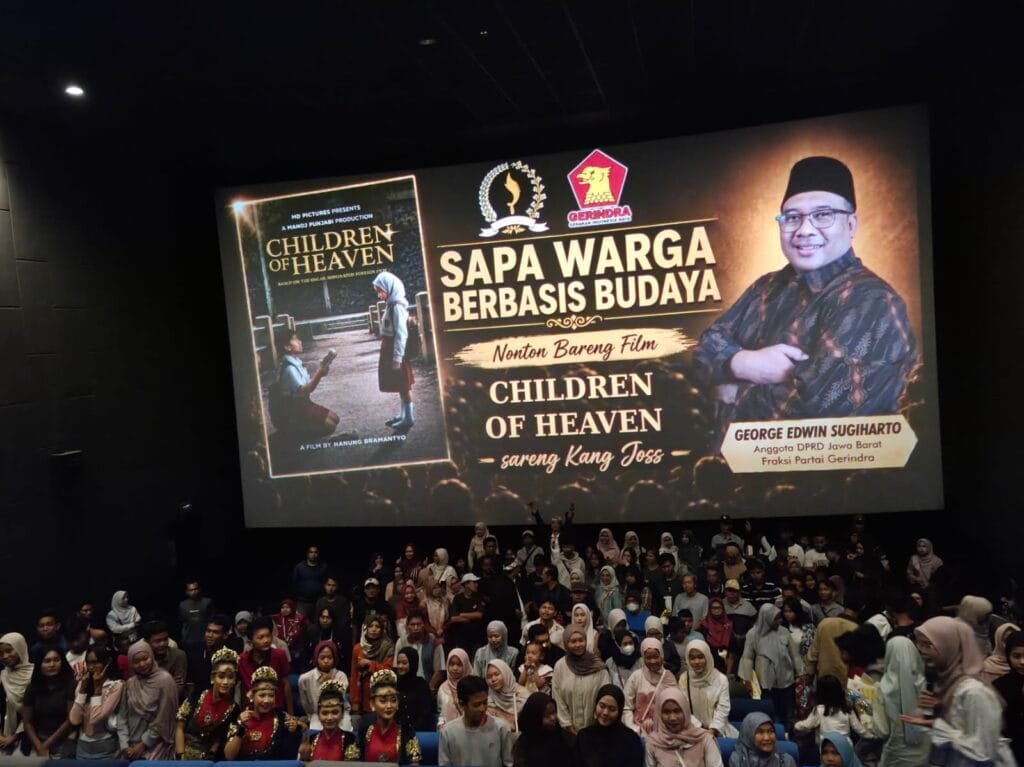 Kegiatan Sapa Warga George Erwin diisi nobar dan pentas seni.