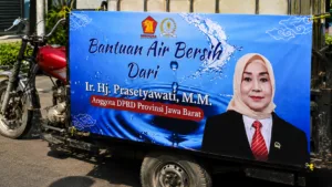 Prasetyawati Salurkan Bantuan Air Bersih bagi Warga Terdampak Kemarau di Babakan Madang
