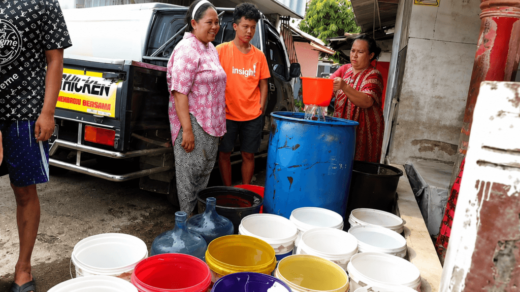 Warga Desa Babakan Madang Antusias Menerima Bantuan Air Bersih saat Musim Kemarau