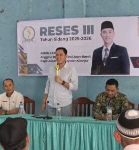 Abdul Karim membahas persoalan sampah di Desa Wangunjaya Cianjur