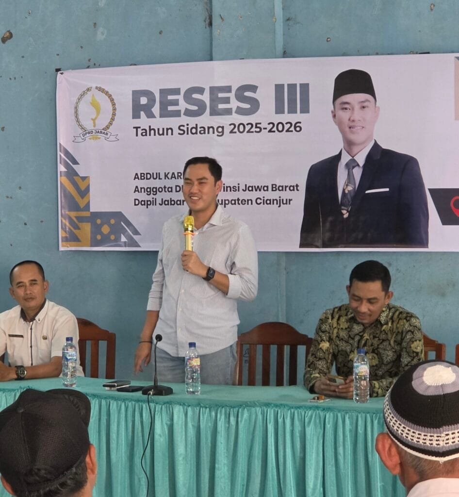 Abdul Karim membahas persoalan sampah di Desa Wangunjaya Cianjur