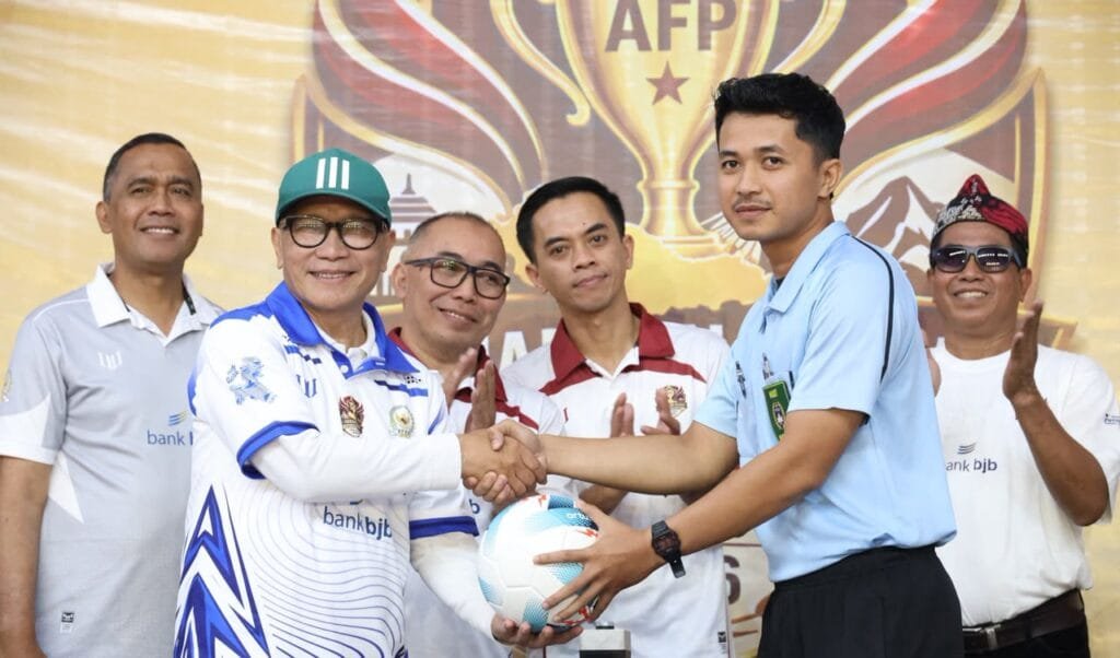 Buky Wibawa mendukung pembinaan atlet muda dalam Kejurda Futsal Jawa Barat di Garut