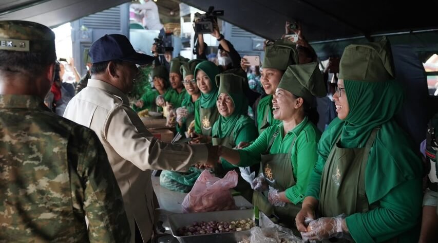 Prabowo meninjau dapur umum dan melihat persiapan makanan bagi pengungsi di Nagekeo NTT