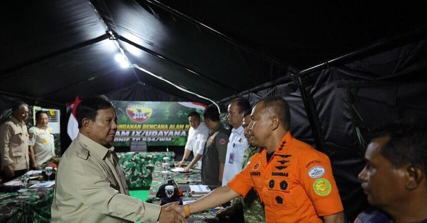 Prabowo bersama personel TNI yang terlibat dalam penanganan bencana di Nusa Tenggara Timur