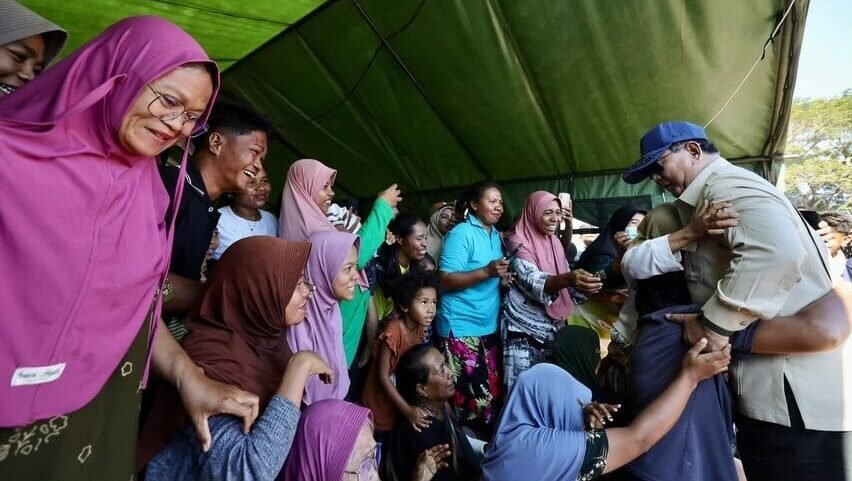 Prabowo menyapa warga terdampak bencana saat mengunjungi posko pengungsian di Nagekeo NTT