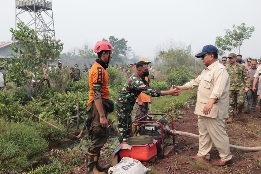 Prabowo menyapa warga di sekitar lokasi karhutla Kubu Raya