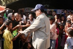 Prabowo menemui pengungsi Nagekeo NTT di posko pengungsian Kabupaten Nagekeo