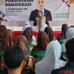 Prasetyawati memberikan pembekalan wawasan kebangsaan dan pendidikan demokrasi kepada pelajar di Ciseeng, Kabupaten Bogor