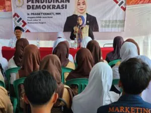 Prasetyawati memberikan pembekalan wawasan kebangsaan dan pendidikan demokrasi kepada pelajar di Ciseeng, Kabupaten Bogor