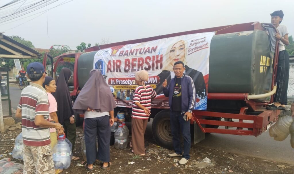 Prasetyawati dan Laskar Gerindra menyalurkan air bersih kepada warga terdampak kekeringan di Bogor