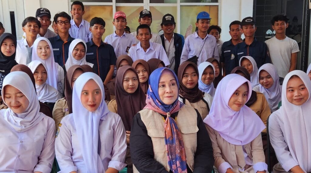 Prasetyawati berfoto bersama peserta kegiatan pembekalan wawasan kebangsaan dan pendidikan demokrasi di Ciseeng, Kabupaten Bogor