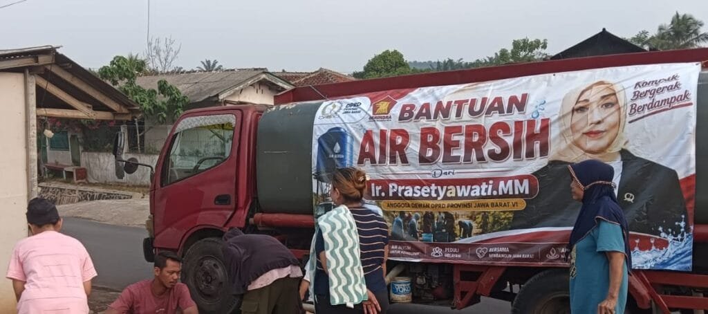 Prasetyawati bersama Laskar Gerindra menyalurkan air bersih kepada warga di Kabupaten Bogor