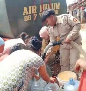 Prasetyawati dan Laskar Gerindra menyalurkan bantuan air bersih untuk warga terdampak kekeringan di Bogor