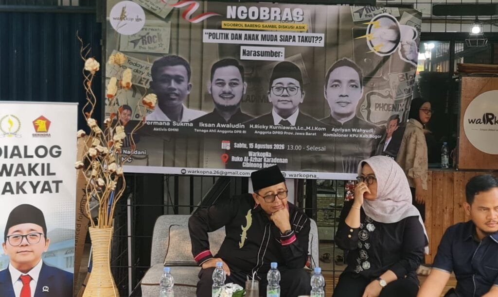 Ricky Kurniawan berdiskusi dengan anak muda dalam forum politik di Kabupaten Bogor