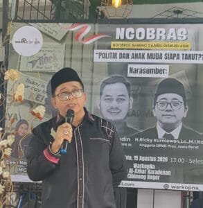 Ricky Kurniawan berdiskusi dengan anak muda dalam forum politik di Kabupaten Bogor