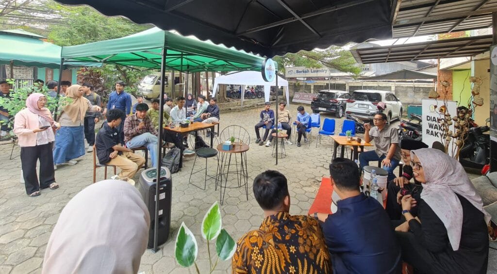 Ricky Kurniawan menjadi narasumber Forum Ngobras bersama mahasiswa dan pemuda di Cibinong, Bogor