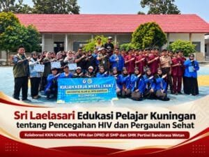 Sri Laelasari memberikan edukasi tentang pencegahan HIV kepada pelajar dalam kegiatan penyuluhan terpadu di Kuningan.