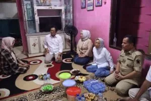 Sri Puji Utami Didampingi Teddy Nandung Heryawan dan Nina Heltina Kunjungi Keluarga Almarhum Satpam Sumarna