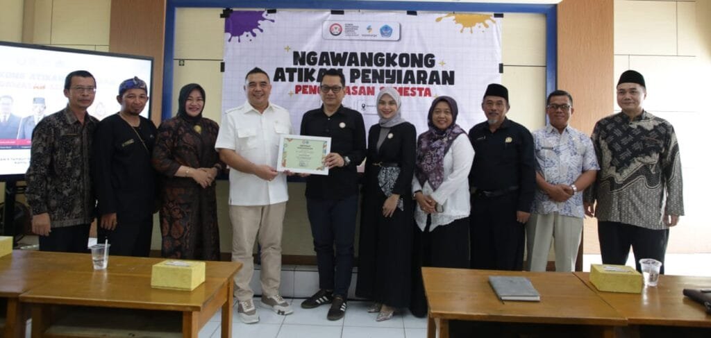 Syahrir bersama KPID Jawa Barat dalam kegiatan literasi informasi digital di Kabupaten Bekasi