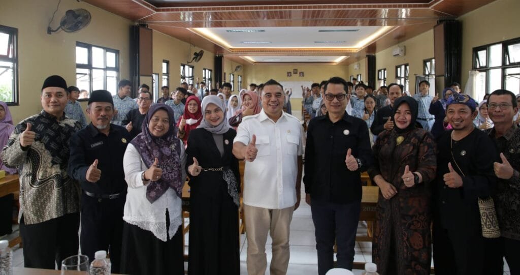 Syahrir bersama KPID Jawa Barat dalam kegiatan Ngawangkong Atikan Penyiaran di SMAN 6 Tambun Selatan, Kabupaten Bekasi