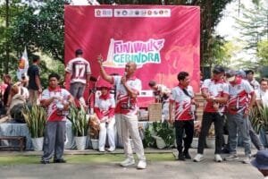 Peserta mengikuti Fun Walk Gerindra Kota Bogor dalam rangka HUT RI ke-81.