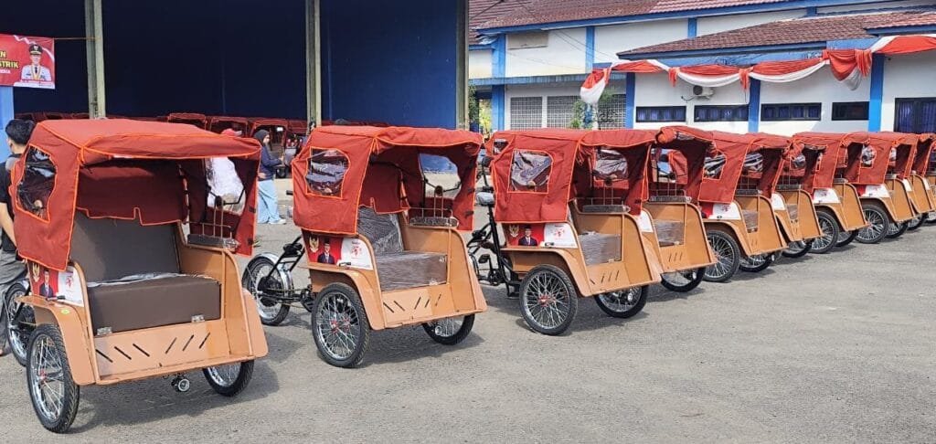 Ratusan pengayuh mengikuti pembekalan becak listrik bantuan Prabowo di Ciamis