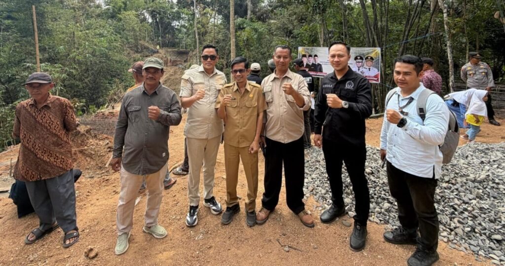 Abdul Karim meninjau pembangunan jembatan gantung di Desa Cijati, Kabupaten Cianjur.