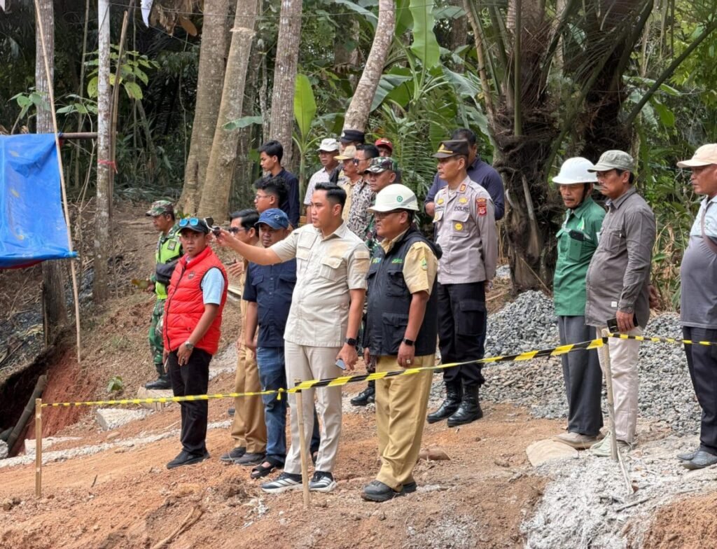 Abdul Karim meninjau pembangunan jembatan gantung di Desa Cijati, Kabupaten Cianjur.