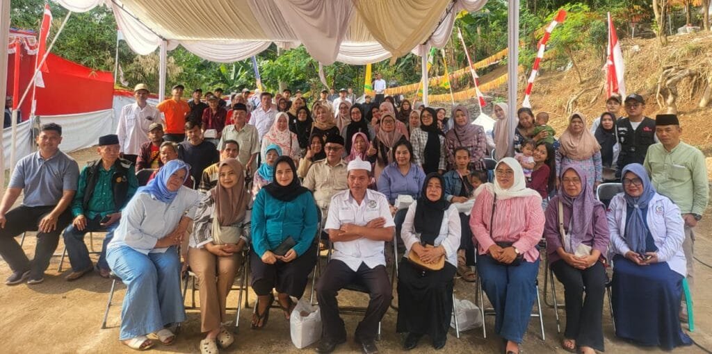 Asep Robin bersama masyarakat saat menyerap aspirasi dalam kegiatan reses
