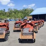 Sejumlah becak listrik dibawa beriringan menuju Pendopo Kabupaten Ciamis