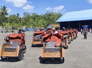 Sejumlah becak listrik dibawa beriringan menuju Pendopo Kabupaten Ciamis